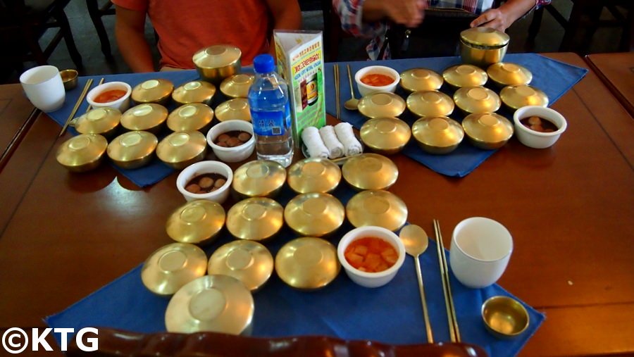 Platos tradicionales coreanos en Kaesong Pansangi, Corea del Norte, RPDC con KTG Tours