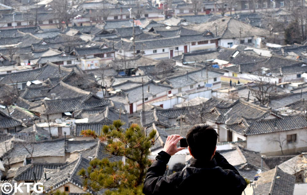 Un voyageur de KTG prend une photo de la vieille ville de Kaesong, Corée du Nord (RPDC)