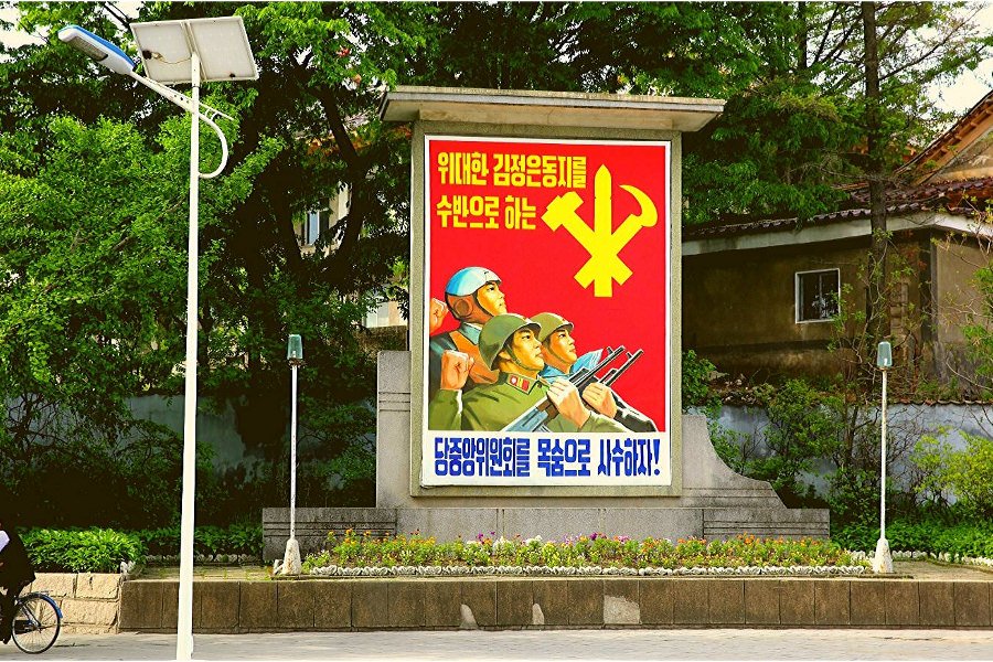 Póster de propaganda militar de Corea del Norte en la ciudad de Kaesong, al otro lado del Hotel Minsok. Visite la RPDC con KTG Tours