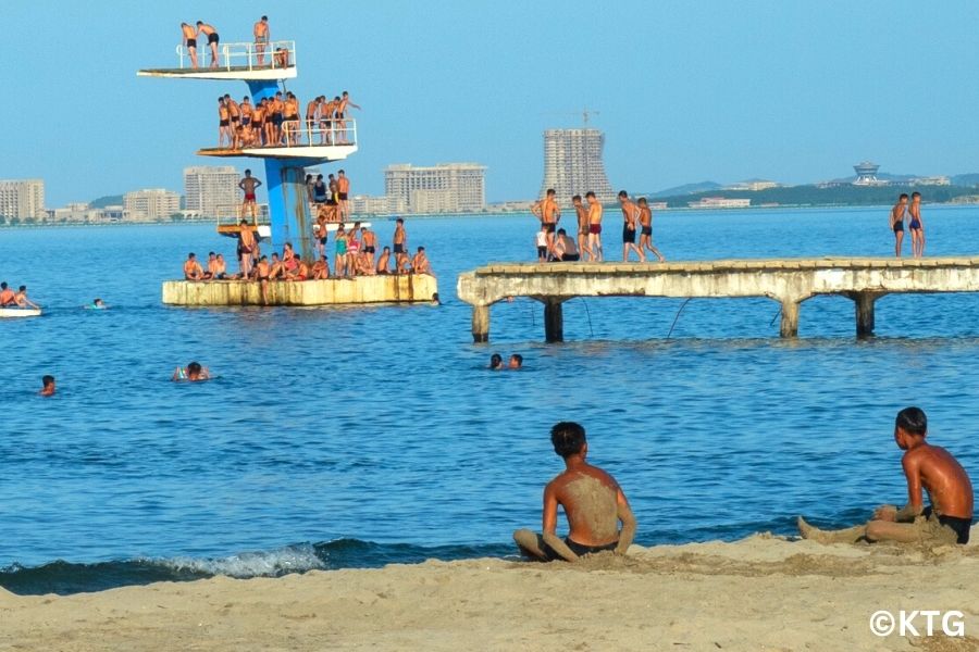 Des enfants sur une plage nord-coréenne. La plage de Songdowon est située dans la ville de Wonsan, RPDC. Voyage organisé par KTG Tours.