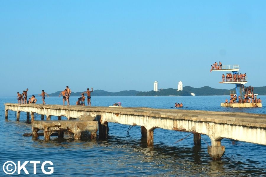 Des enfants sautent d'un quai à la plage de Songdowon à Wonsan, l'une des plages les plus populaires en Corée du Nord, en RPDC.