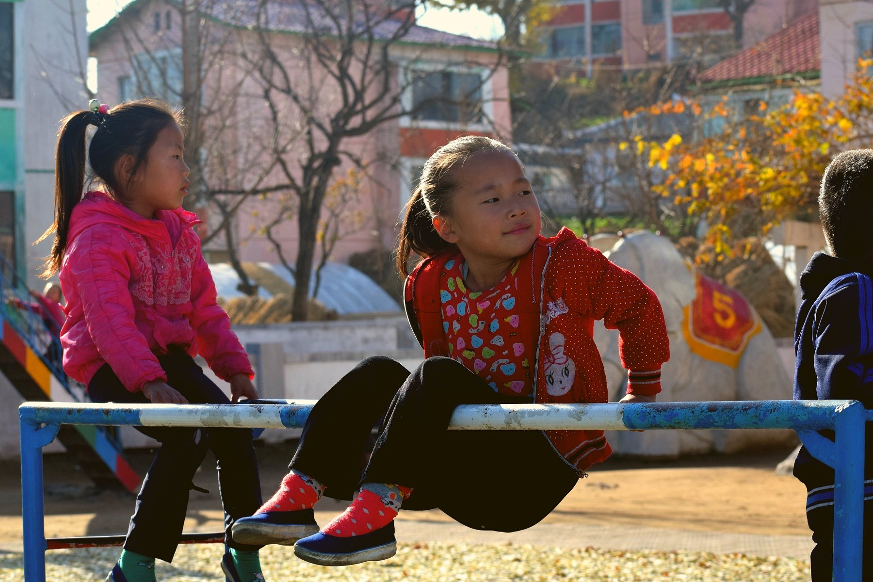 Párvulo en una granja cooperativa en Corea del Norte. Esta visita fue organizada por KTG. Organizamos viajes para personas que quieran hacer donaciones materiales a granjas y orfanatos en Corea del Norte (RPDC).