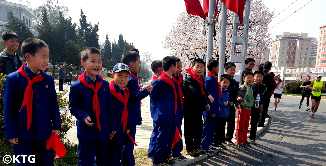 Kinderen die runners ondersteunen bij de Pyongyang Marathon