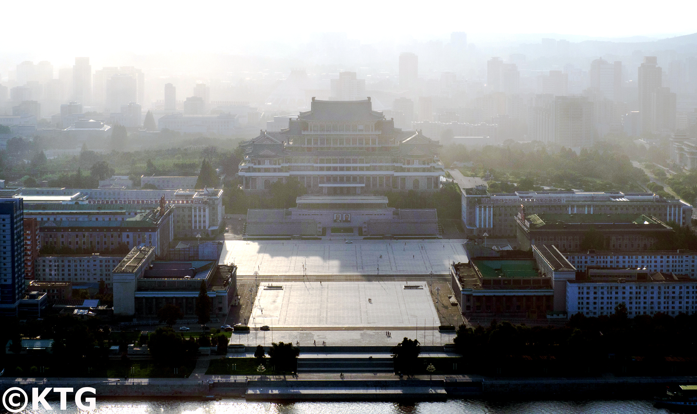 Vues de la place Kim Il Sung au cœur de Pyongang, capitale de la Corée du Nord (RPDC) depuis la tour Juche. Rejoignez KTG Tours pour visiter la Corée du Nord!