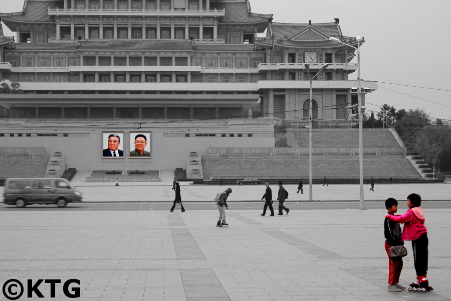 Des enfants dans la Place Kim Il Sung à Pyongyang, capitale de la Corée du Nord. Photo prise par KTG Tours