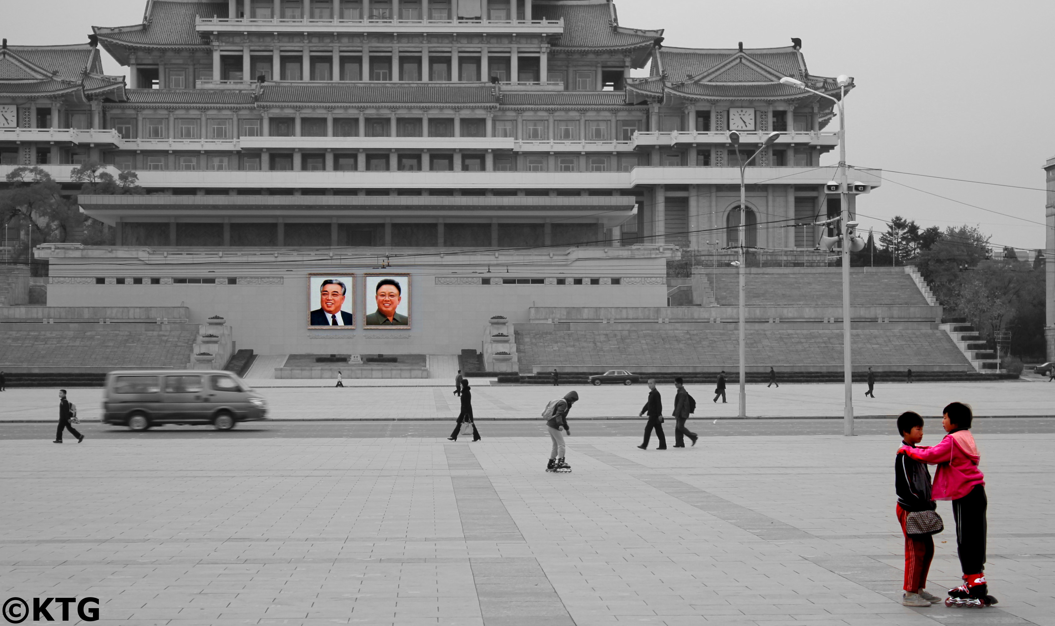 Patin à roulettes pour enfants sur la place Kim Il Sung à Pyongyang, Corée du Nord. Photo prise par KTG Tours