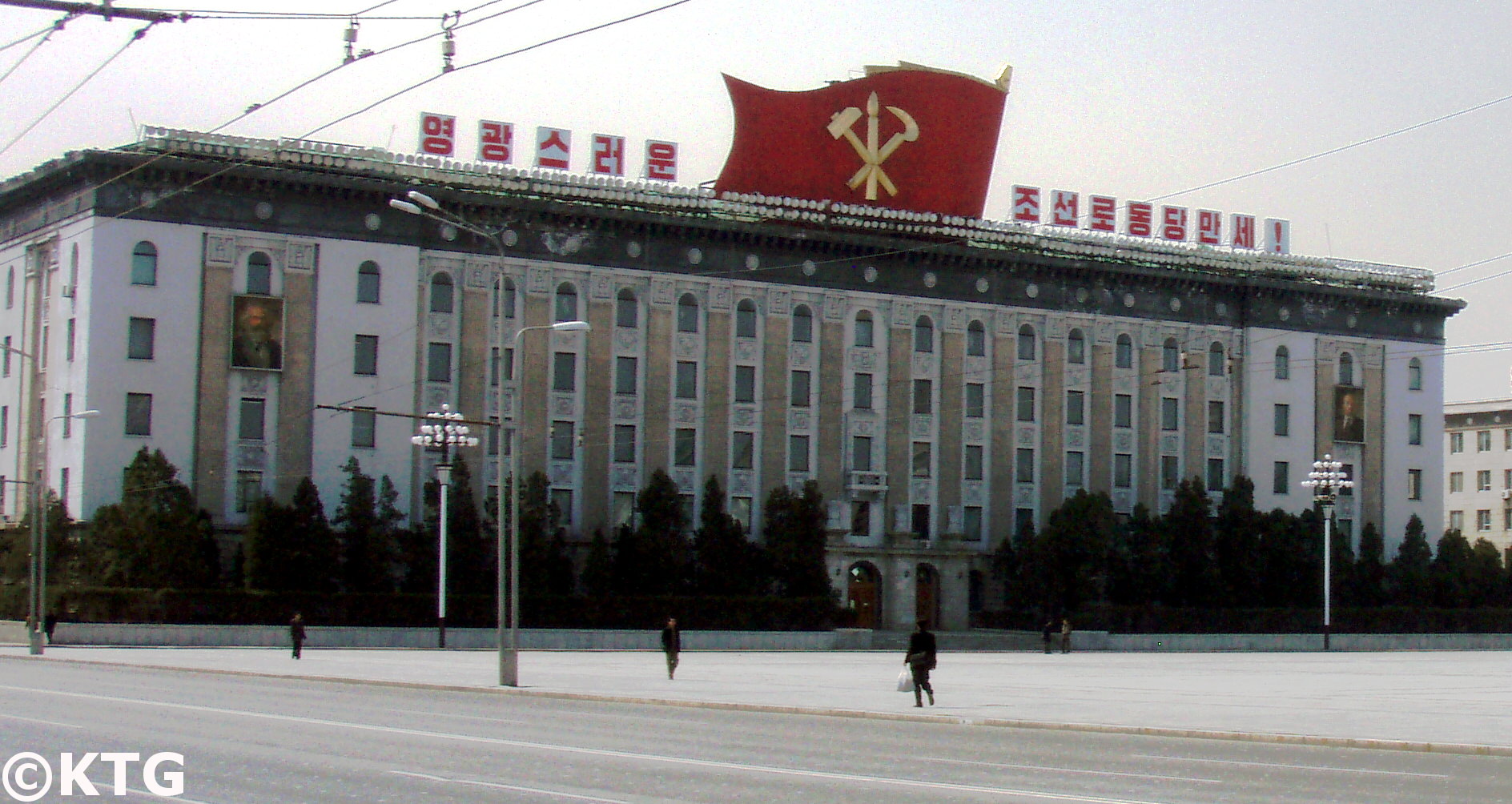 Portraits de Marx et Lénine sur la place Kim Il Sung. Ceux-ci ont été supprimés en 2012. Photo prise par KTG Tours