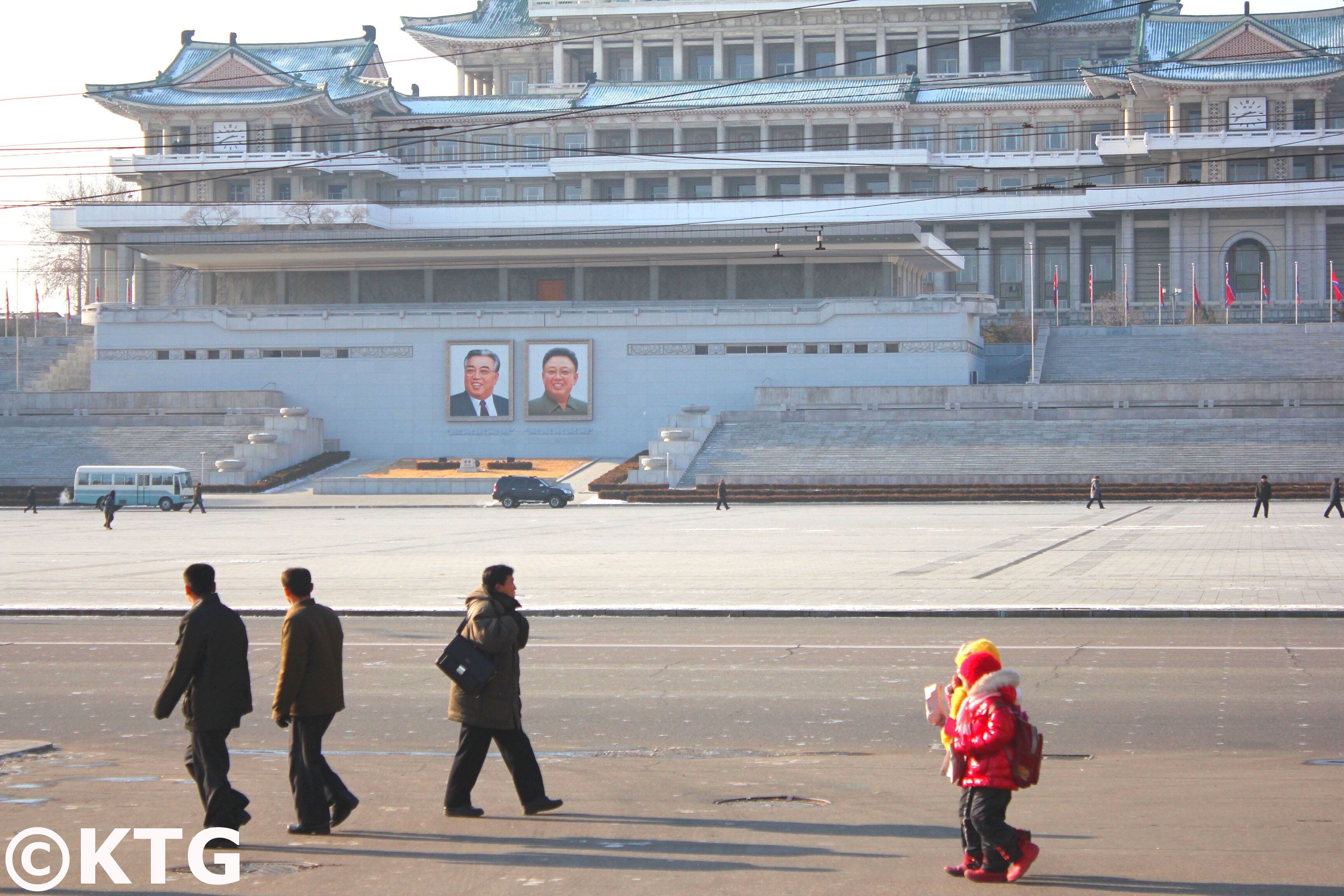 Portraits du leader Kim Jong Il et Kim Il Sung sur la place Kim Il Sung au cœur de Pyongang, capitale de la Corée du Nord (RPDC)