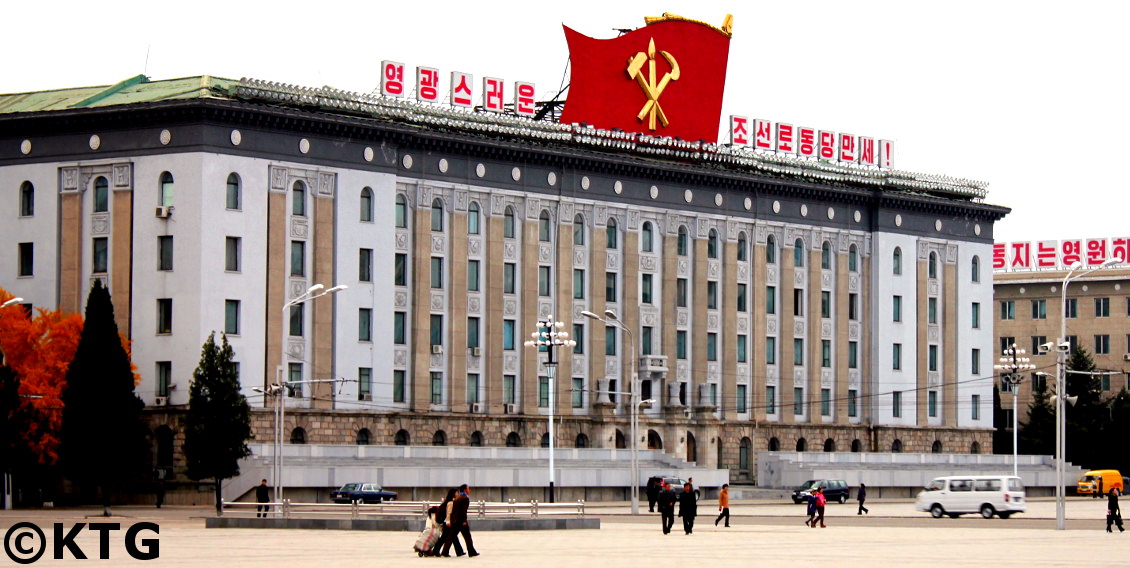 Les portraits de Marx et de Lénine ont été retirés de la place Kim Il Sung. Photo prise par KTG Tours