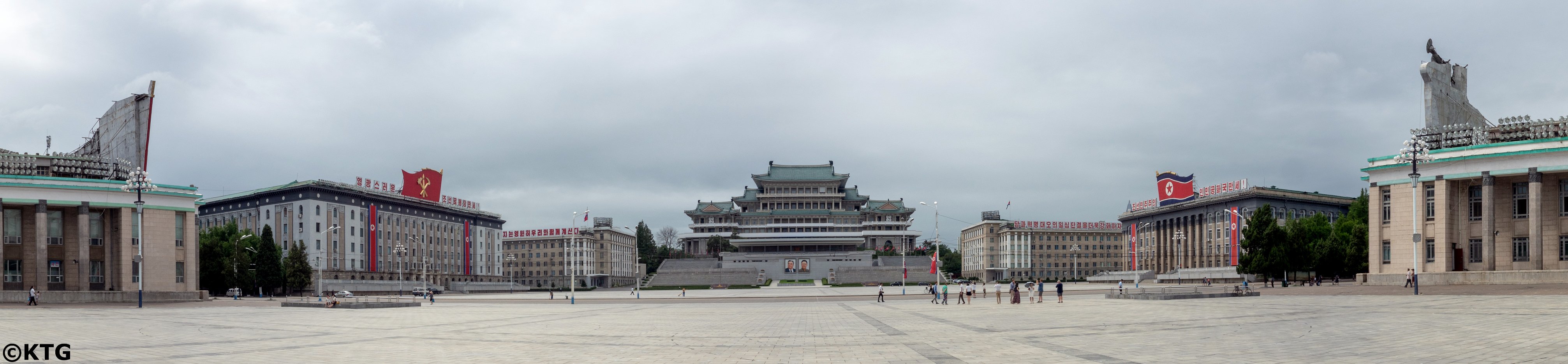Foto panorámica de la Plaza Kim Il Sung en Corea del Norte. Foto de KTG