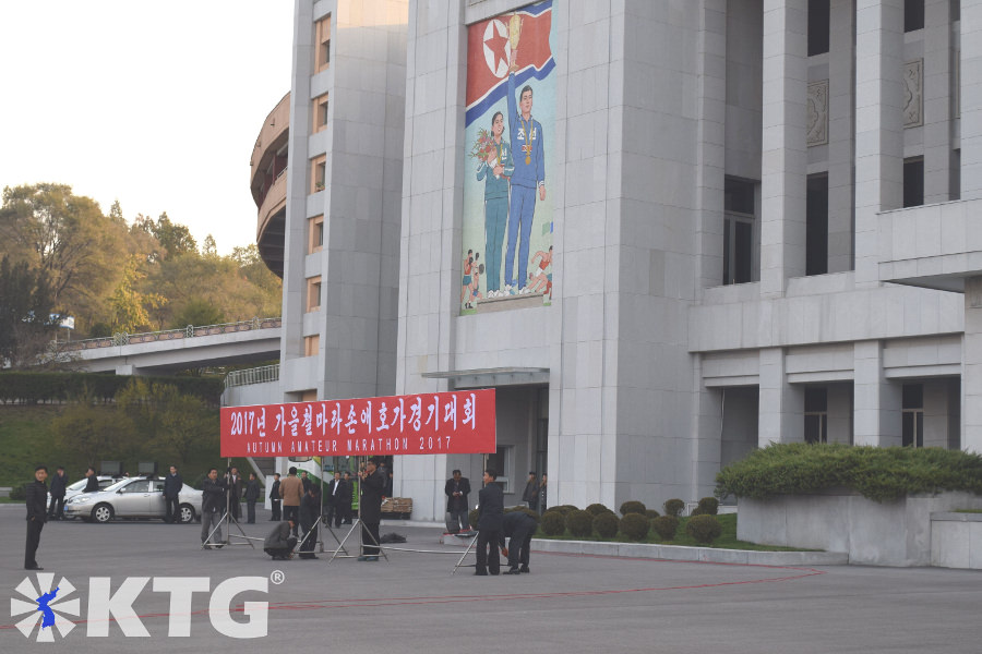 Mosaico en el exterior del Estadio Kim Il Sung en Pyongyang, capital de Corea del Norte. Está ubicado junto al parque Moran, justo enfrente del Arco del Triunfo, que es donde Kim Il Sung pronunció un discurso sobre su regreso a Corea después de la independencia del dominio colonial japonés en 1945. Fotografía tomada por KTG Tours.