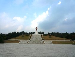 Monument de Kim Il Sung a Kaesong, Coree du Nord
