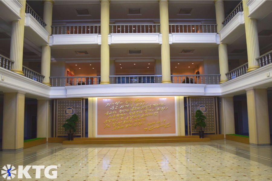 Lettre autographe du président Kim Jong Il dans le hall du deuxième étage de la bibliothèque électronique de l'Université Kim Il Sung à Pyongyang, en Corée du Nord. Photo prise par KTG Tours