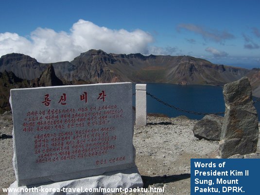 Palabras del Presidente Kim Il Sung con el Lago Chon de fondon en el Monte Paektu en Corea del Norte (RPDC). Viaje organizado por KTG