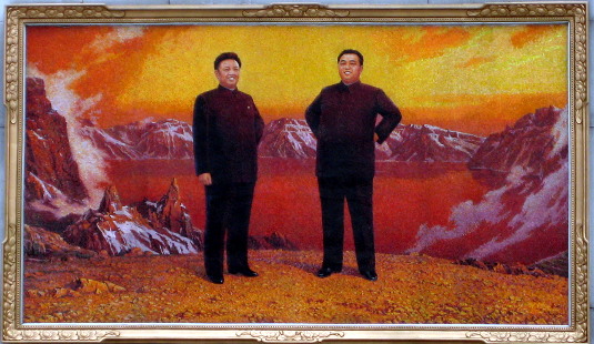 Imagen de un joven líder Kim Jong Il y el Presidente Kim Il Sung en el Monte Paekdu, Corea del Norte