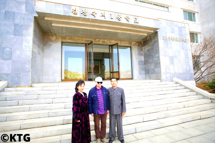 KTG Tours Voyageur à l'école secondaire numéro 1 Kim Jong Suk de la ville de Pyongsong, capitale de la province du sud de Pyongan avec le directeur et le professeur