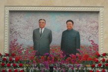 Portrait of the Leaders Kim Il Sung and Kim Jong Il at the Flower Exhibition Centre in เปียงยาง (Pyongyang)