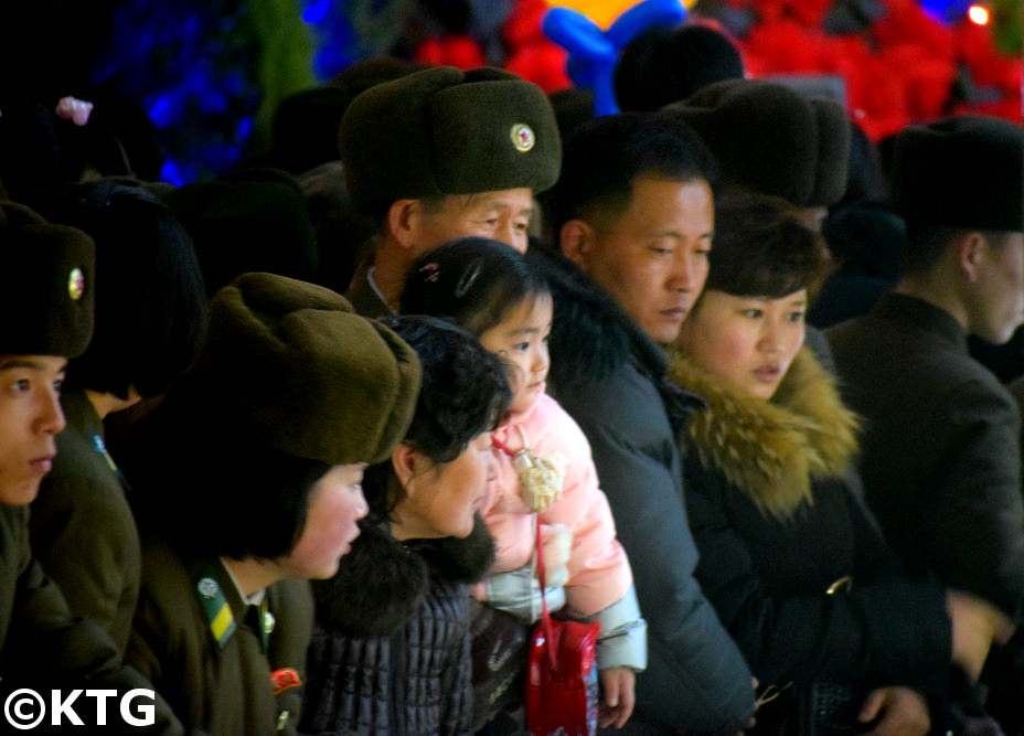 Exhibición de la Flor Kimjongilia durante el día del cumpleaños del Líder Kim Jong Il - este lugar está siempre lleno el 16 de febrero 