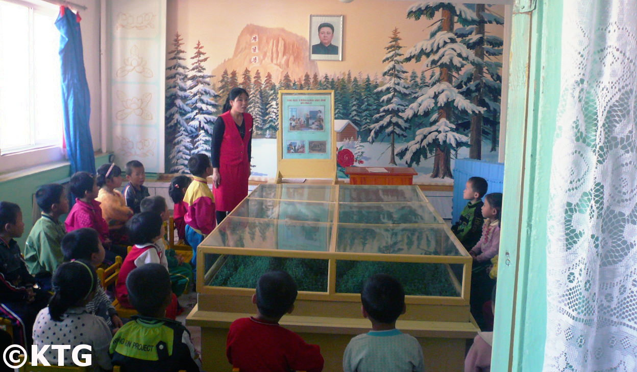 cours d'histoire de la maternelle dans une ferme en Corée du Nord