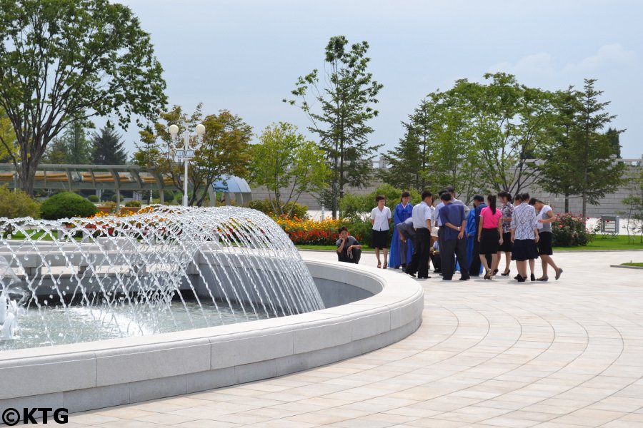 Famille nord-coréenne près de la fontaine du Palais du Soleil Kumsusan à Pyongyang, Corée du Nord (RPDC). Photo prise par KTG