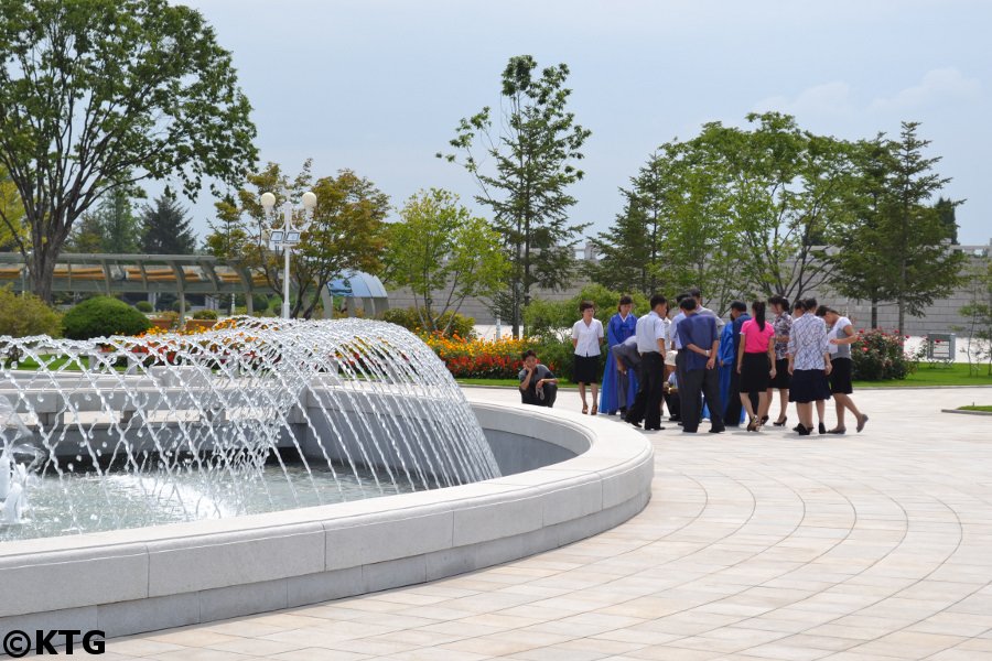 Familia norcoreana junto a la fuente en el Palacio del Sol Kumsusan en Pyongyang, Corea del Norte (RPDC). Fotografía realizada por KTG