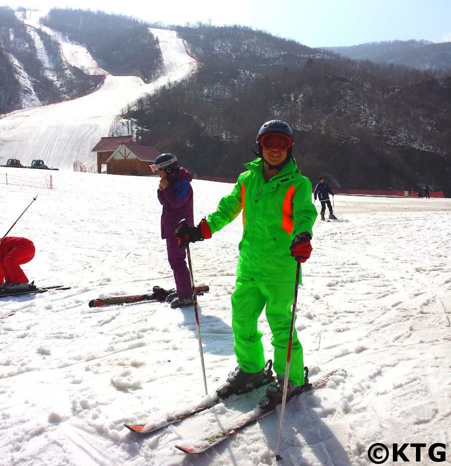 Guía norcoreano en la estación de esquí de Masikryong en la RPDC. Viaje de esquí organizado por KTG Tours