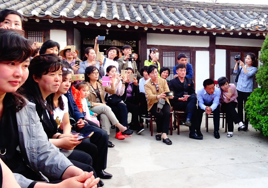 Des touristes nord-coréens prenant des photos de touristes étrangers dans la ville de Kaesong. Voyage organisé par KTG