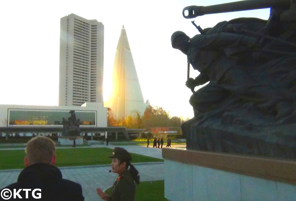 Vistas del Hotel Ryugyong desde el Museo de la Guerra de Corea en Pyongyang, Corea del Norte. Foto sacada por KTG Tours