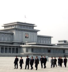 Coreanos en el Mausoleo de Kim Il Sung