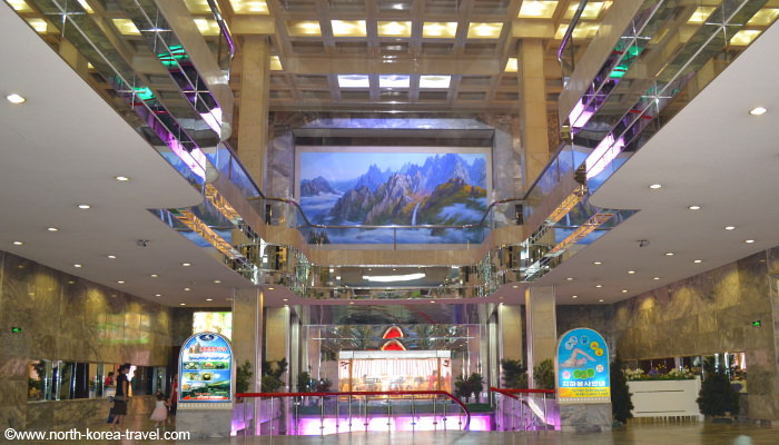 Lobby dell'Hotel Koryo a Pyongyang, capitale della Corea del Nord. Questo hotel di lusso si trova accanto alla stazione ferroviaria di Pyongyang
