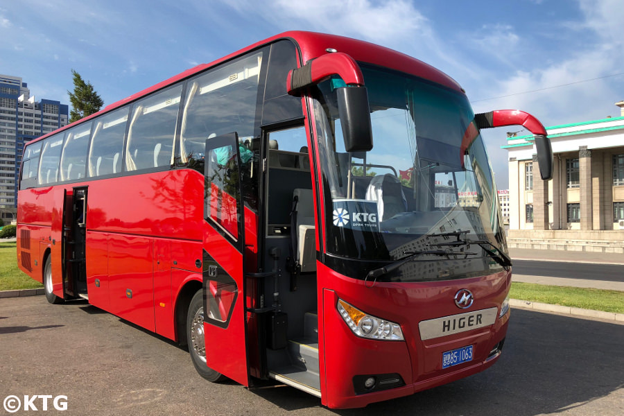 Bus de KTG Tours estacionado por la plaza Kim Il Sung en Pyongyang, capital de Corea del Norte