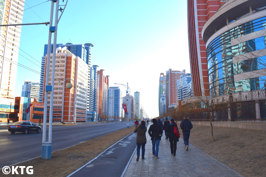 Viajeros de KTG caminando por la calle Mirae Future Scientists en Pyongyang, capital de Corea del Norte, RPDC.