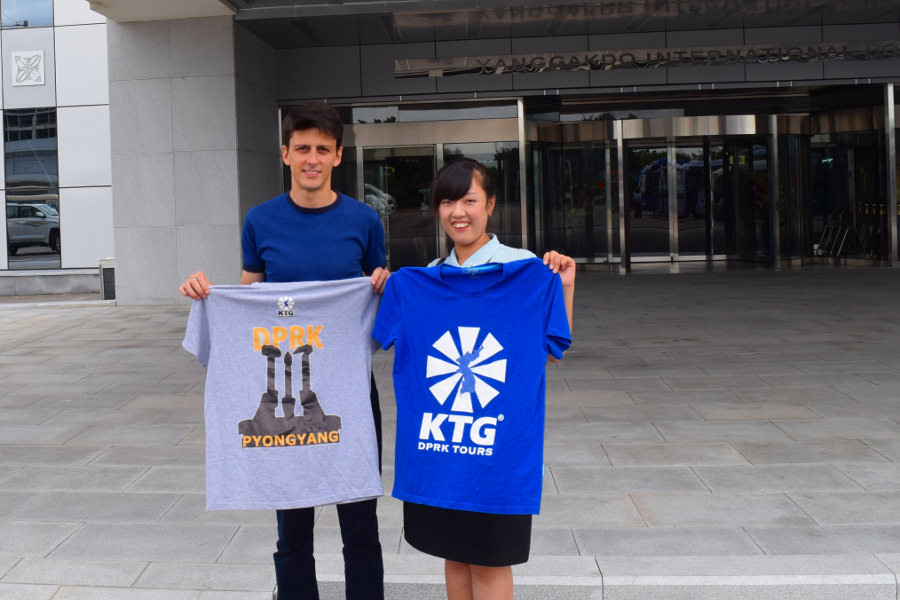 Miembro del equipo KTG con la famosa guía de Corea del Norte la Sra. Kim Jong Hwa, en el hotel Yanggakdo en Pyongyang capital de Corea del Norte