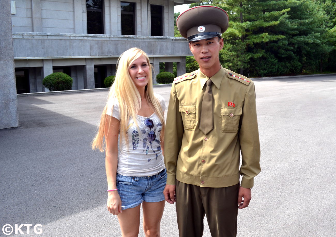 Viajero de KTG con un soldado norcoreano en Panmunjom en la RPDC. La DMZ es uno de los únicos lugares donde se nos permite tomar fotografías con soldados de Corea del Norte.