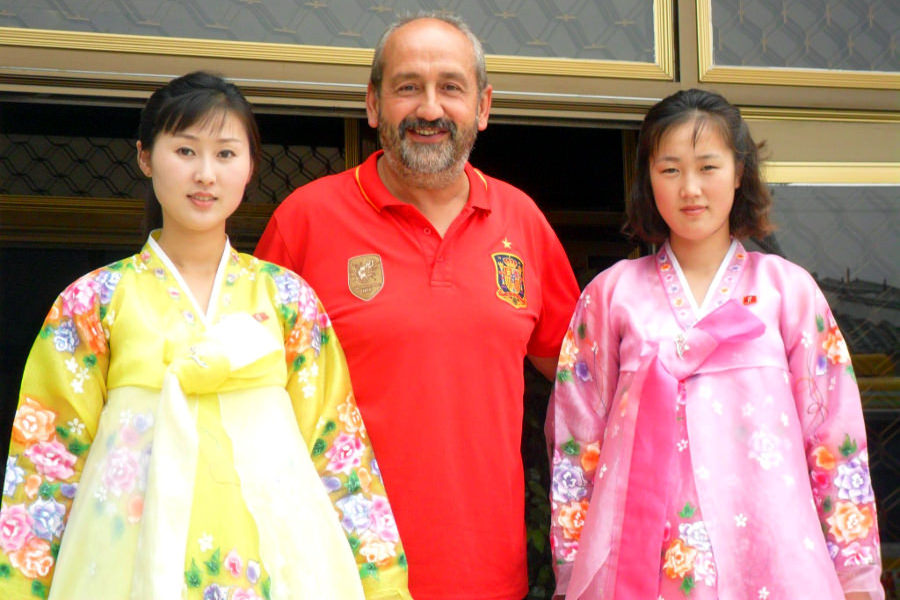 Viajero en el museo Koryo en la ciudad de Kaesong, Corea del Norte