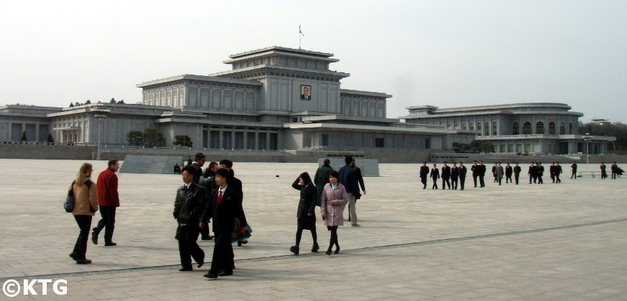 Palais commémoratif de Kumsusan en 2010. Il a été nommé Palais du Soleil Kumsusan après le décès du président Kim Jong Il avant que la salle de l'Assemblée de Kumsusan. C'est l'endroit le plus sacré de la RPDC, à savoir la Corée du Nord. C'est là que reposent le président Kim Il Sung et le président Kim Jong Il. Visites KTG