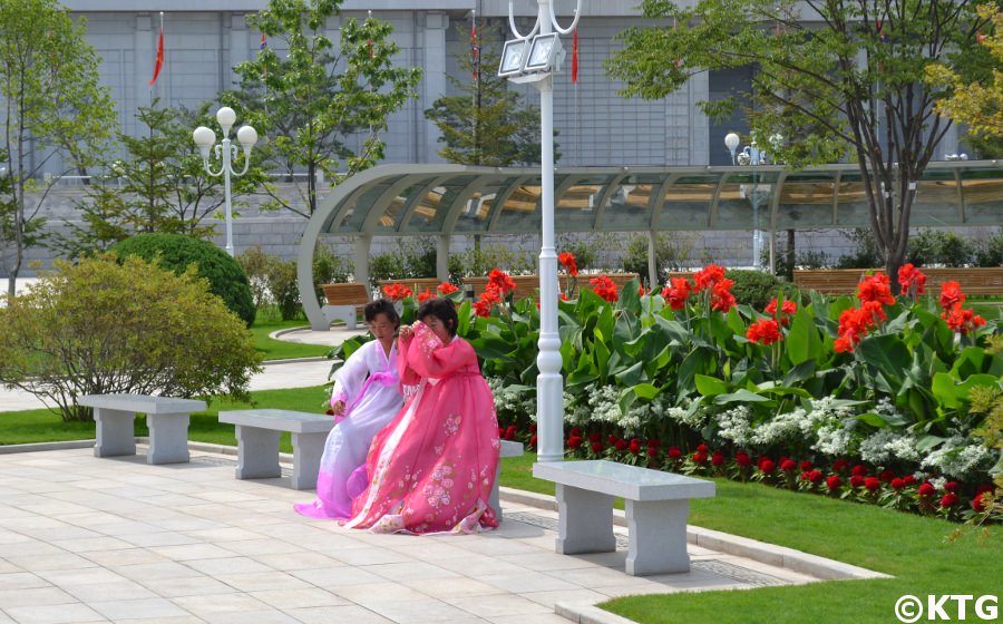 Mujeres coreanas en el Palacio Conmemorativo de Kumsusan en Pyongyang, Corea del Norte, RPDC. Viaje organizado por KTG Tours