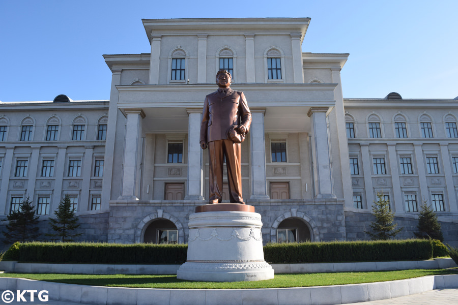 Statue du leader Kim Jong Il à l'universitaire Kim Il Sung à Pyongyang en Corée du Nord. Photo prise par KTG Tours