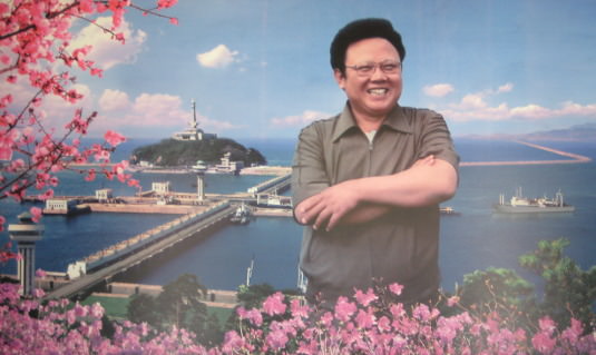 Image du chef Kim Jong Il avec le barrage de la mer de l'Ouest qui a été construit dans les années 1980 sous sa direction directe