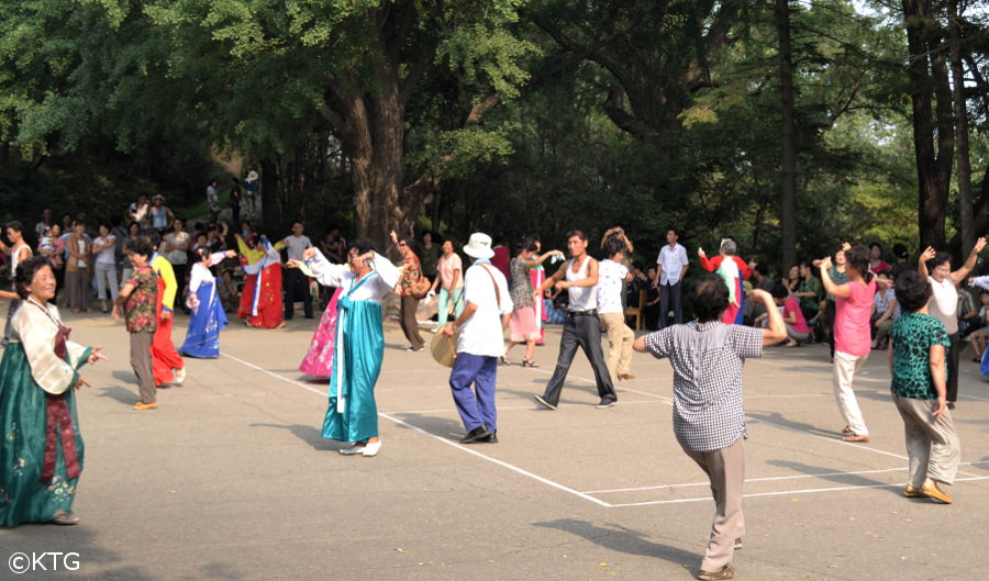 Norcoreanos celebrando el Día de la Liberación en el Parque Moran