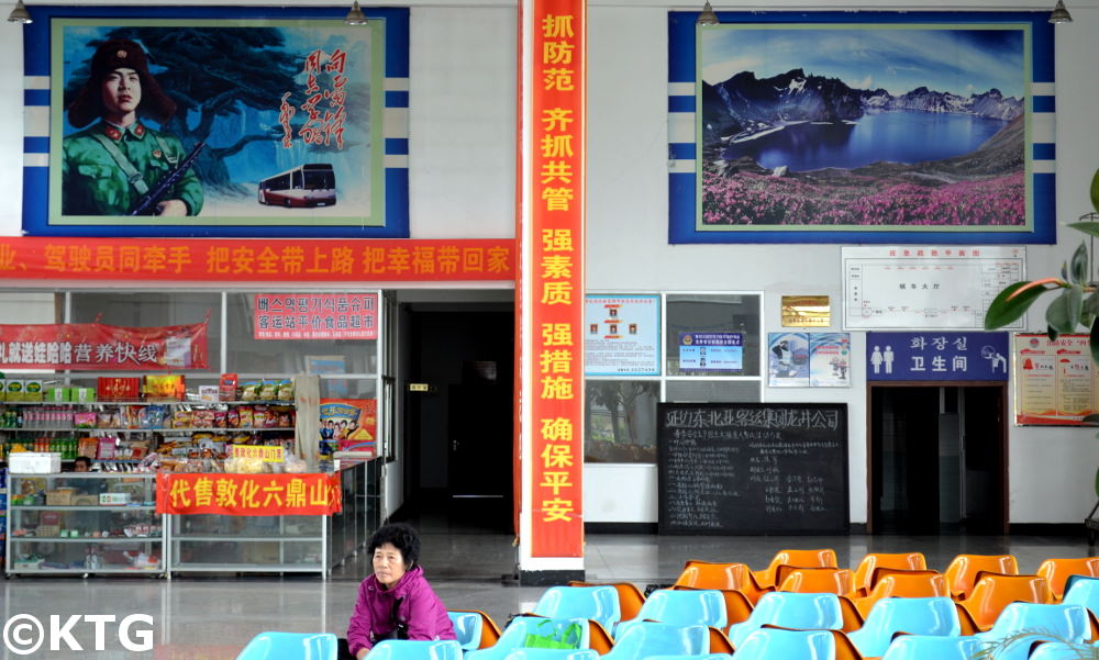 Estación de autobús en Longjing con la imagen del líder chino Leifeng y el Monte Paekdu, lugar sacrado para la gente de origen coreano