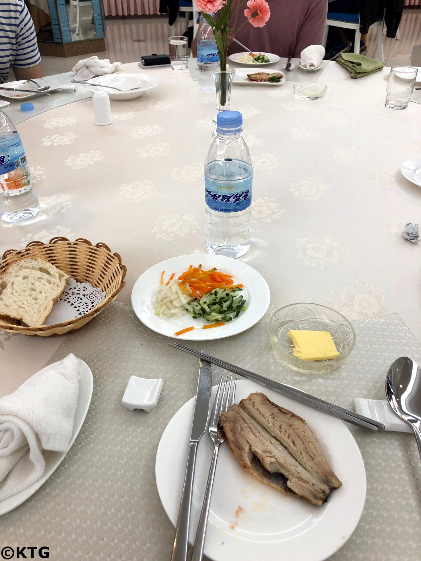 Almuerzo en el Hotel Hyangsan en el Monte Myohyang, Provincia de Pyongan del Norte, Corea del Norte. El hotel Hyangsan es el hotel más lujoso de Corea del Norte, es decir, la RPDC.