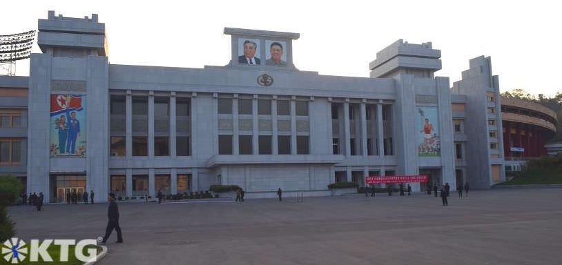 Entrée principale du stade Kim Il Sung dans le quartier central de Pyongyang, capitale de la Corée du Nord (RPDC). Photo prise par KTG Tours.