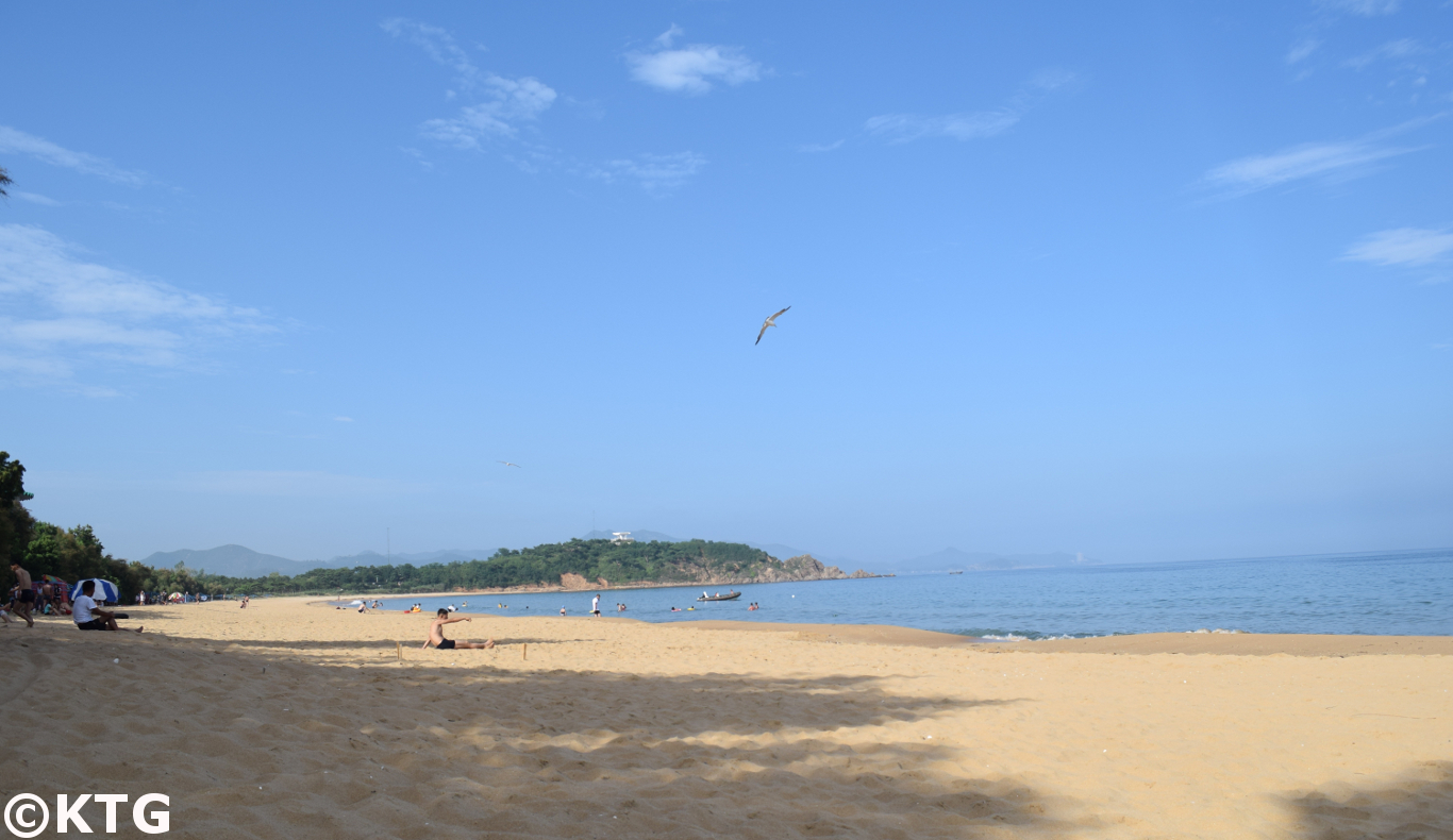 Coreanos del norte relajándose en la playa de Majon cerca de la ciudad de Hamhung. Viaje organizado por KTG Tours