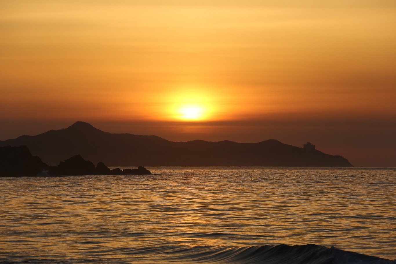 Puesta del sol en la playa de Majon cerca de la ciudad de Hamhung en Corea del Norte. Viaje organizado por KTG Tours