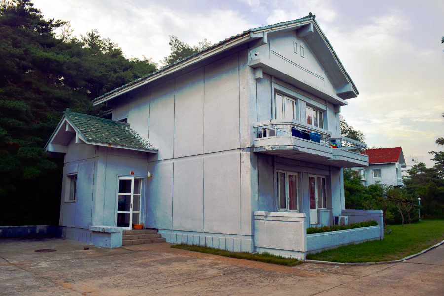 Villa en el complejo Majon Beach en Corea del Norte. Foto tomada por KTG Tours