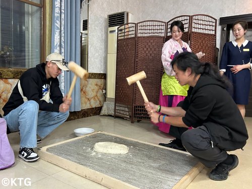 Viajeros KTG haciendo comida en Rason al noreste de Corea del Norte