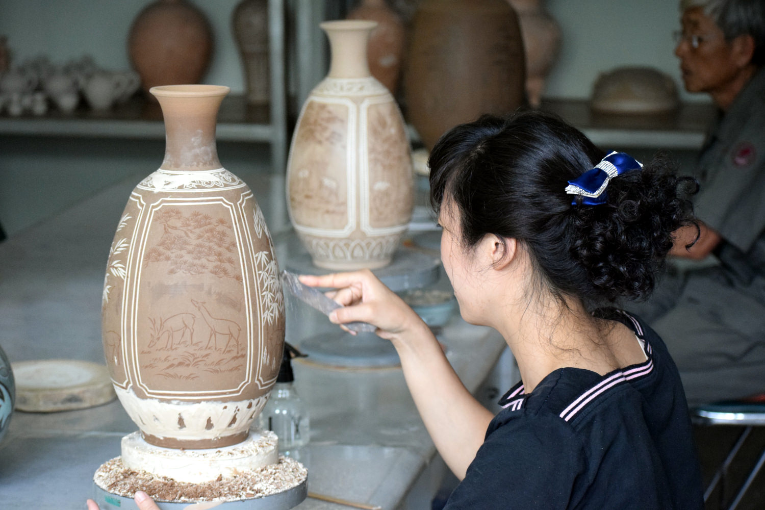 Artista norcoreano haciendo un jarrón en el estudio de arte Mansudae en Pyongyang, Corea del Norte. Fotografía realizada por KTG Tours