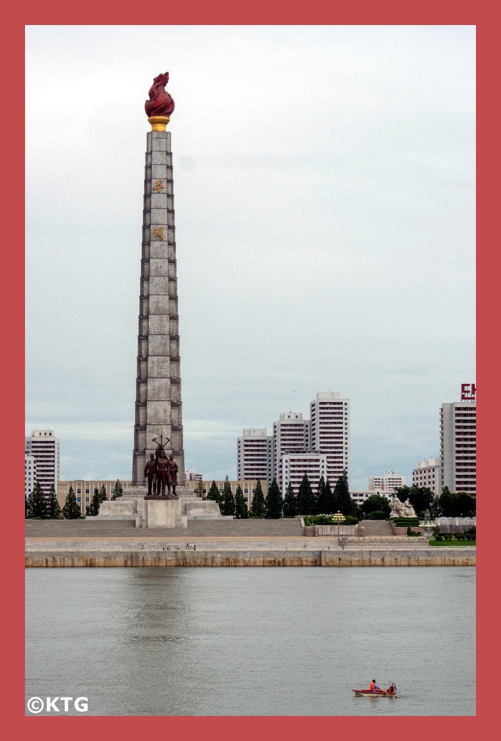 Pareja en un barco por el río Taedong por la Torre Juche en Pyongyang, capital de Corea del Norte. Tour por la RPDC organizado por KTG Tours