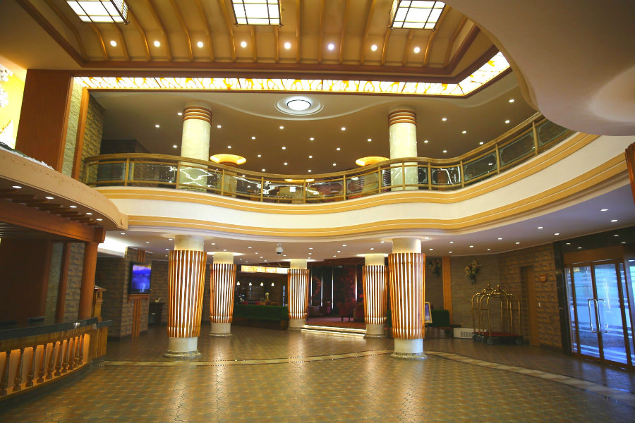 Vestíbulo del hotel Masikryong en la estación de esquí Masik en la RPDC. Viaje de esquí en Corea del Norte organizado por KTG Tours